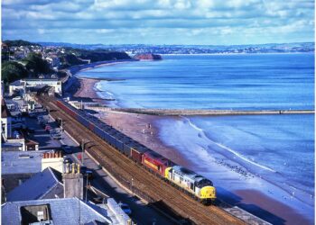 After 35 Years, Dead Ringers Is Still Packed With Uncomfortable Chills