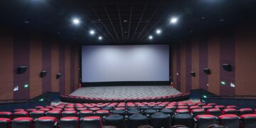 Major cinema chain with more than 100 UK branches suddenly closes town centre site as film buffs left confused