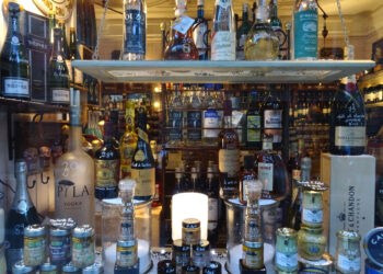 Shops in this Bordeaux suburb accept cryptocurrency as payment