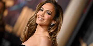 TrivDaily - Jennifer Lopez's sultry Christmas Day dress epitomises festive-chic 61 Jennifer Lopez’s sultry Christmas Day dress epitomises festive-chic