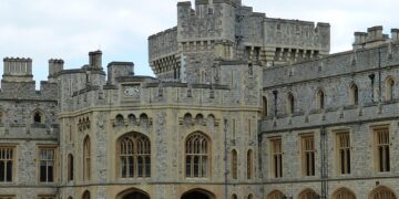 War in Middle East paralyses international travel: Foreign Office issues new advice to British travellers as British Airways and easyJet cancel flights