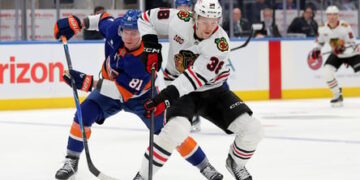 Islanders unable to erase poor first period in 4-3 loss to Blackhawks