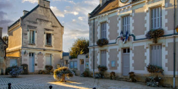 Tori Spelling and children recovering after car accident