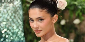 Kylie Jenner sends fans wild as she flaunts incredible abs in plunging top poolside