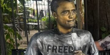100K Charlie Kirk Statue Sparks Times Square Shoving Match Before Van Disappears With It